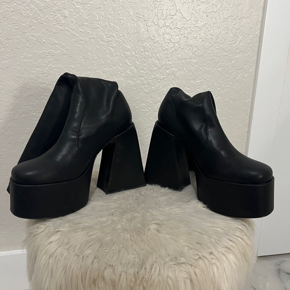 (SOLD) Steve Madden HARTLIE Black Knee High Boot (READ DESCRIPTION) - Picture 2 of 6